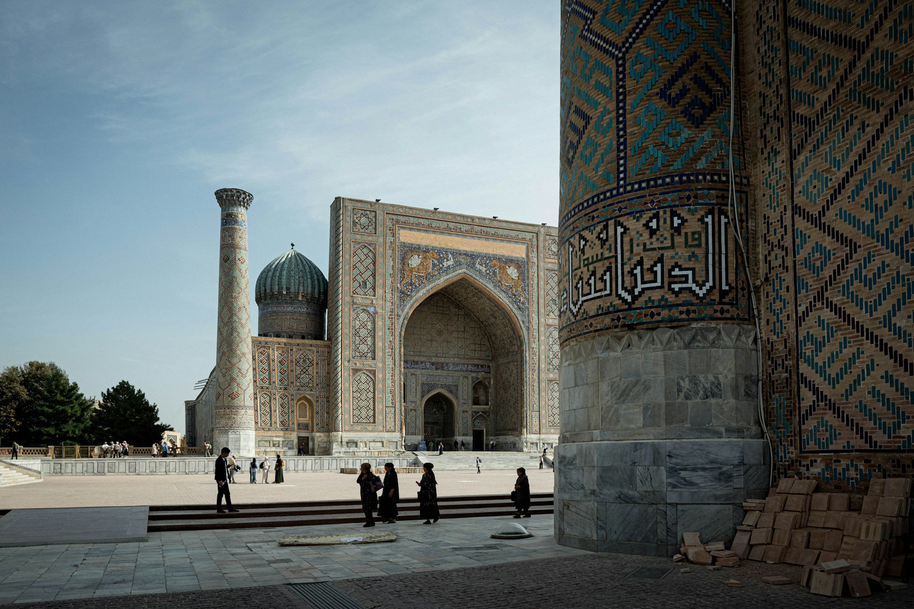 عمارة ساحة ريغستان المزخرفة في سمرقند، أوزبكستان